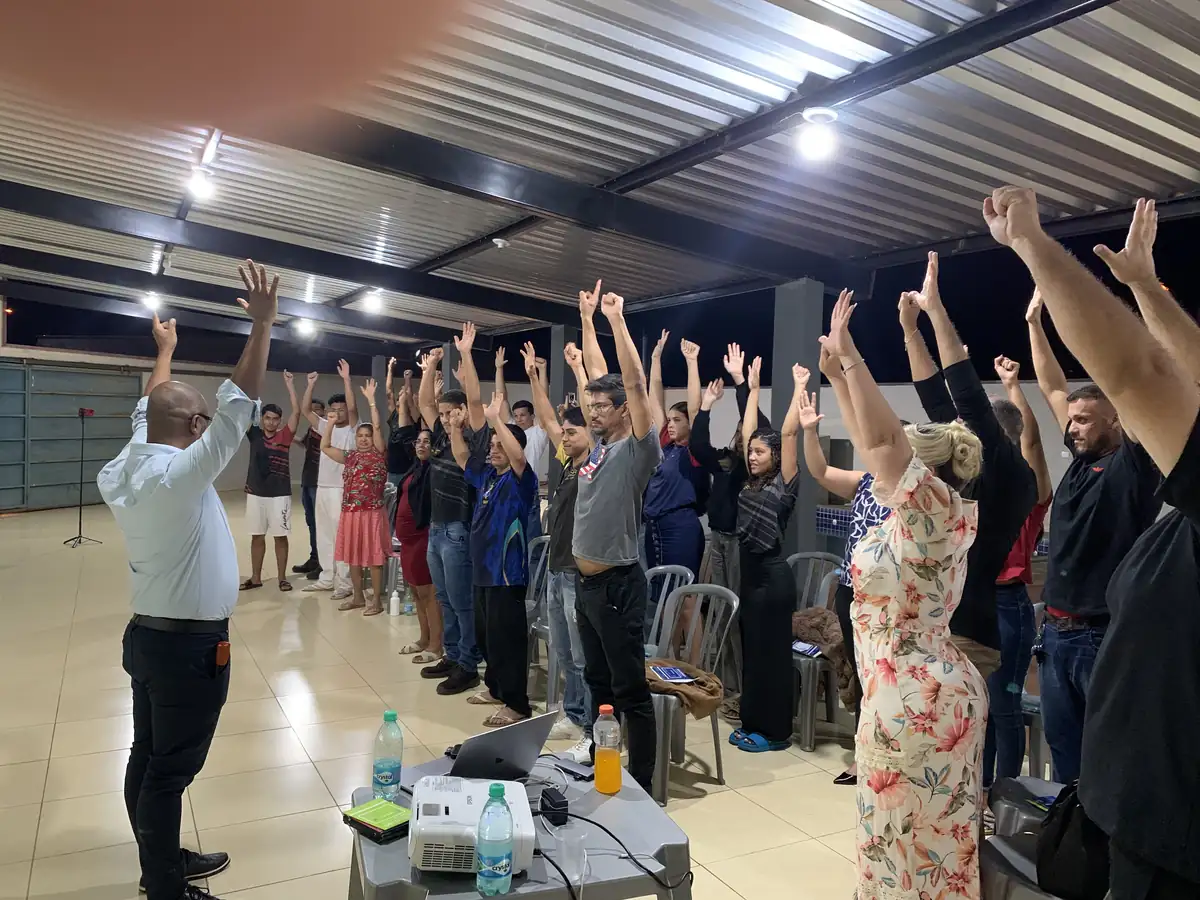 Plateia participando de dinâmica em palestra corporativa de Eugenio Martins