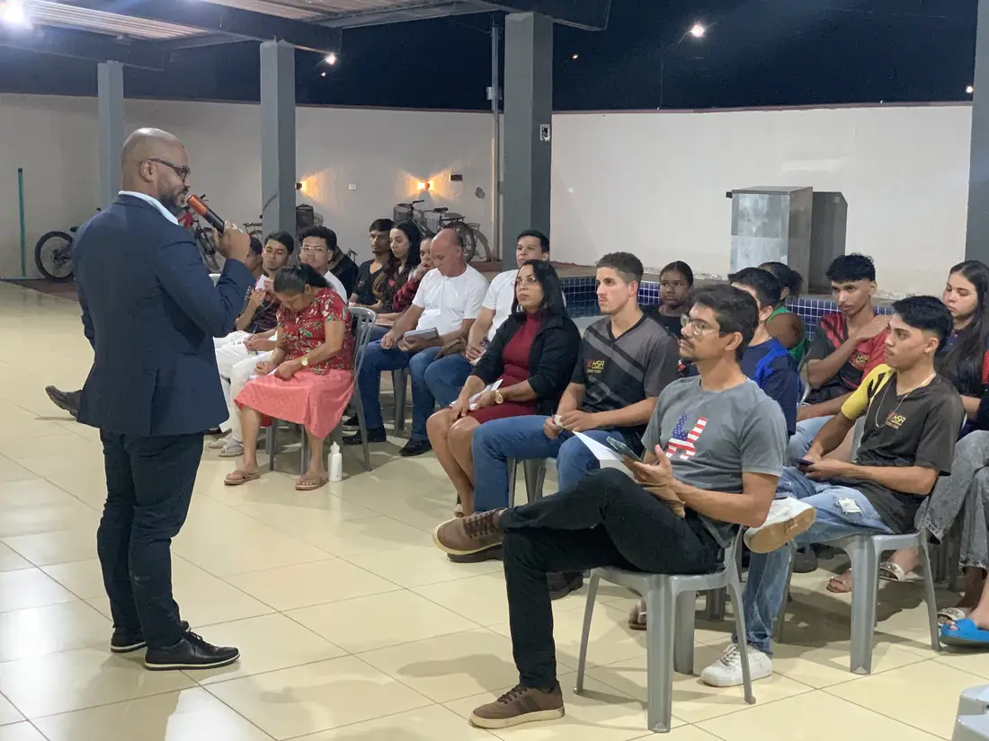 Eugenio Martins palestrando para colaboradores em empresa